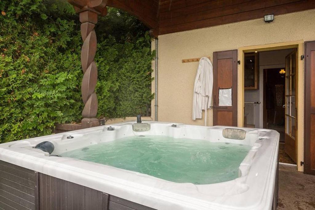 Chalet Traditionnel Avec Jacuzzi Exterieur *